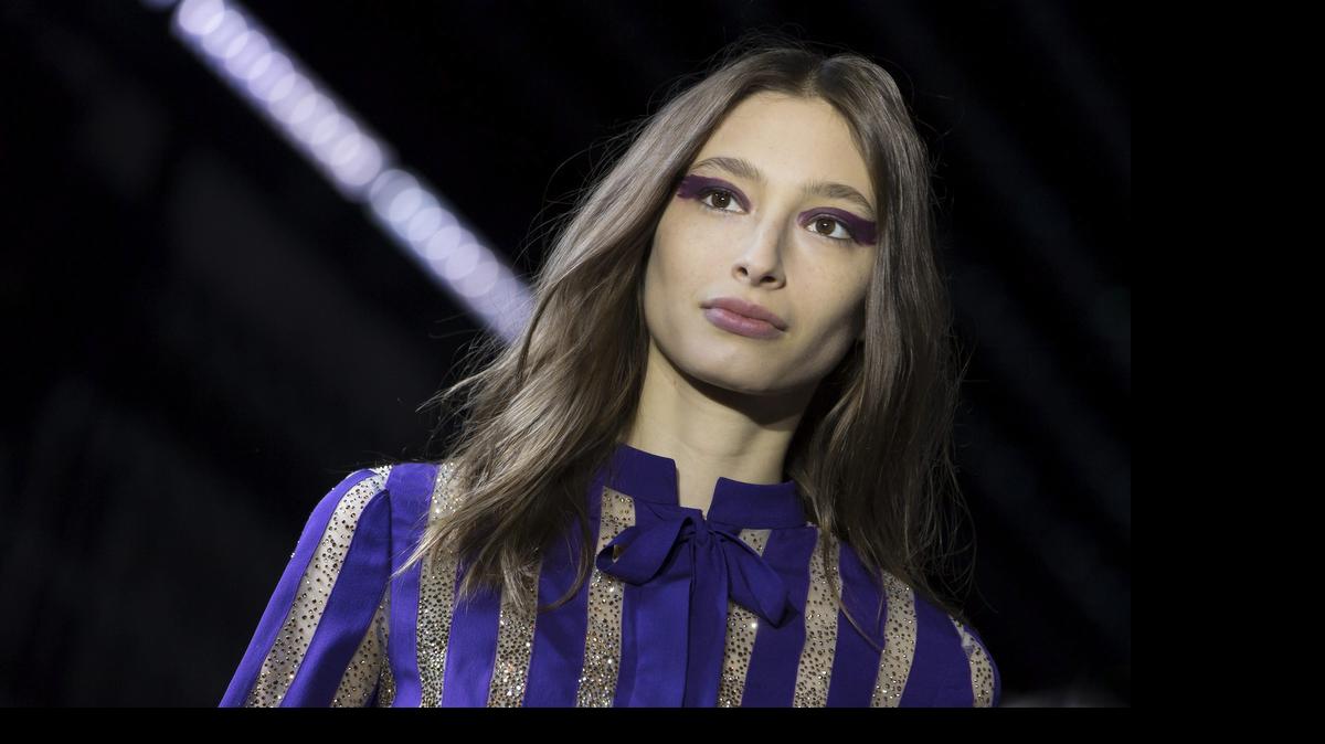
Una modelo presenta una creación de la colección Alta Costura otoño/invierno 2015/2016 del dúo hispano-francés formado por Álvaro Castejón y Arnaud Maillard durante un desfile de la Semana de la Alta Costura de París (Francia) hoy, 9 de julio de 2015. La Semana de la Alta Costura de París se celebra del 5 al 9 de julio.

