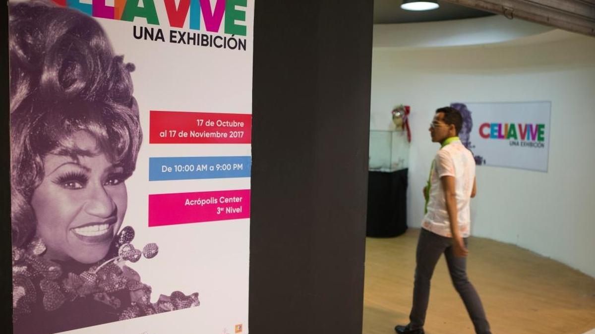 Cartel que anuncia la exhibición de vistosos vestidos, zapatos y pelucas de la legendaria cantante cubana Celia Cruz, la ‘Reina de la Salsa’.