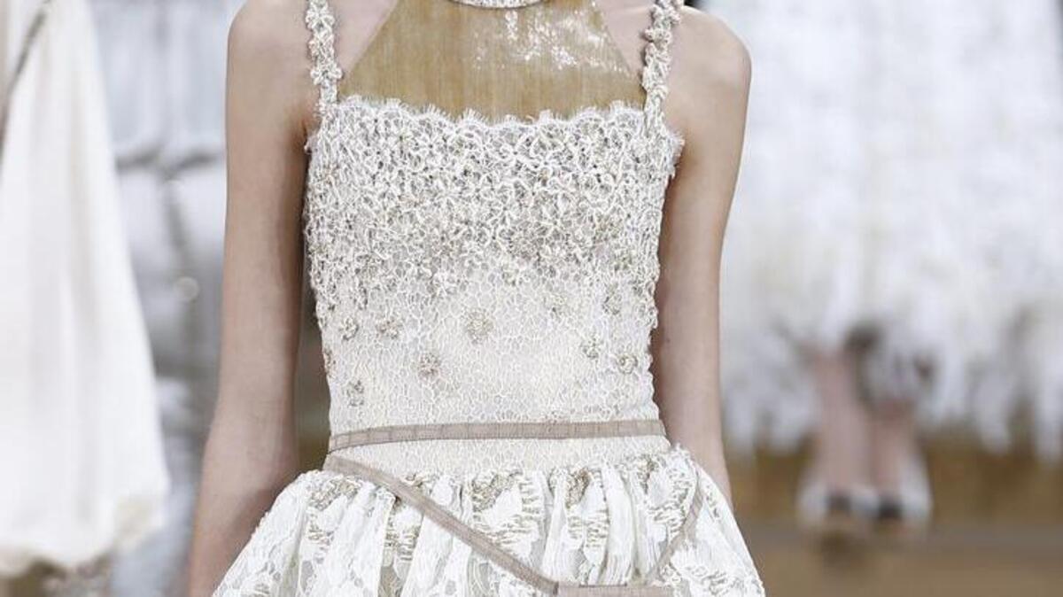 La firma Chanel propone riñoneras incluso con vestidos de alta costura.