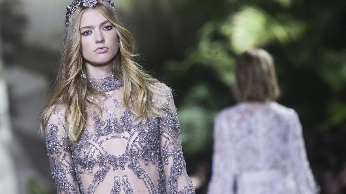 Una creación del diseñador libanés Elie Saab durante la Semana de la Moda de Alta Costura de París.