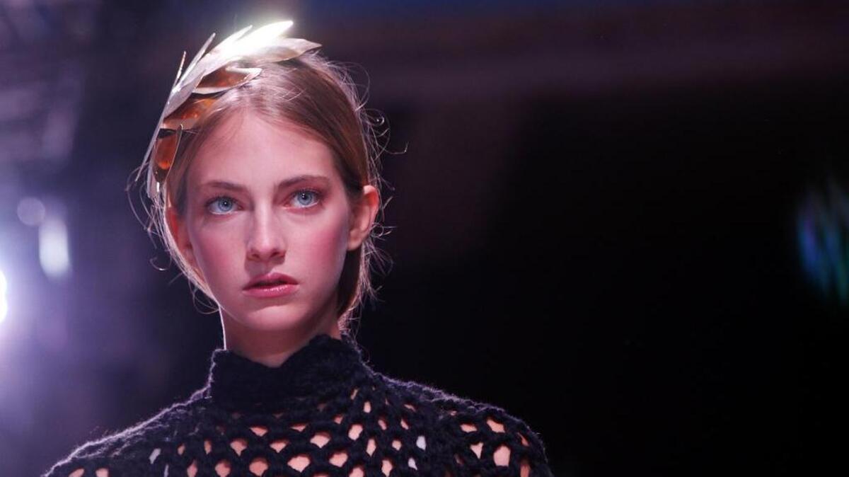 Una modelo luce creaciones de la diseñadora peruana Meche Correa durante el desfile de moda ‘Latin Trends’, en Santiago de Chile.