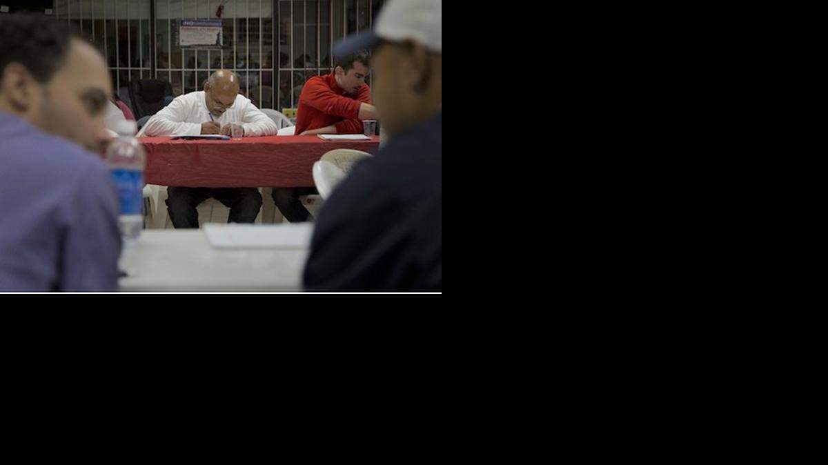 
Luis Polanco Ramos, al centro, durante las clases de alfabetización ofrecidas en la Alianza Dominicana en Santurce.
