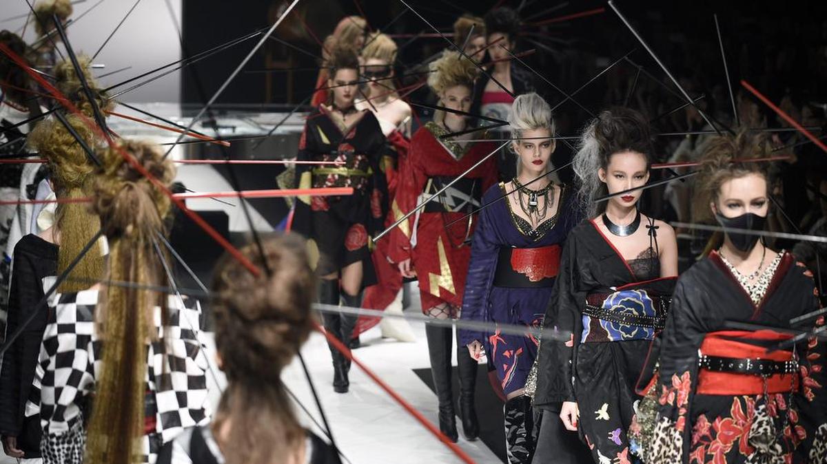 
La estrella de rock y creador Yoshiki colaboró con una casa de Kioto para presentar su colección en su debut el sábado en la Semana de la Moda.

