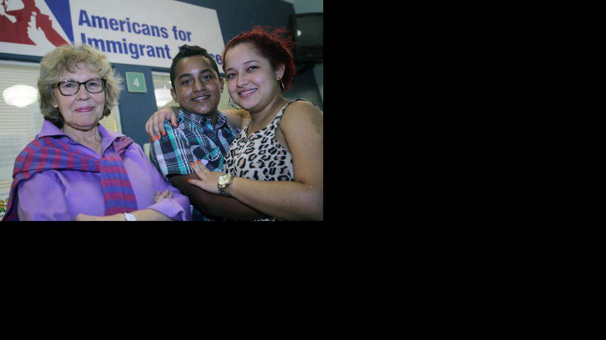 
Cheryl Little, directora ejecutiva de Americans for Immigrant Justice, izq., con los hermanos Melissa y Oscar, parte de los miles de menores indocumentados que han llegado a EEUU procedentes de Centroamérica.


