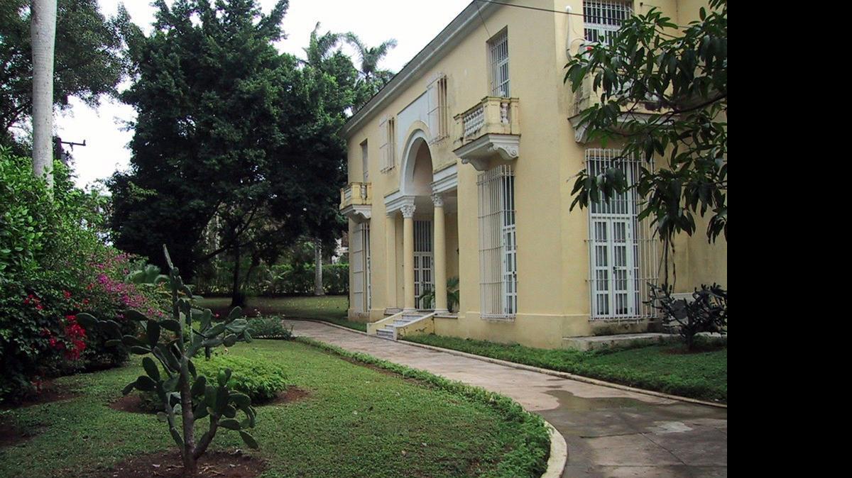 
La mansión que le fue confiscada a Jeannette Schechter, abuela de Amy Rosoff, ubicada en la zona del Country Club en Miramar, y que hor es residencia de un embajador. 
