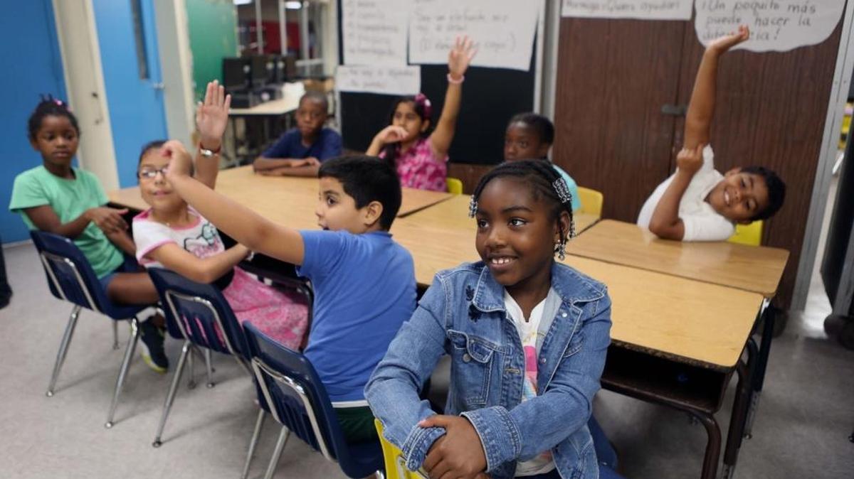 Tayla Clark, de 8 años, forma parte de un grupo de estudiantes de español en un campamento de verano para afroamericanos en Lorah Park Elementary School.