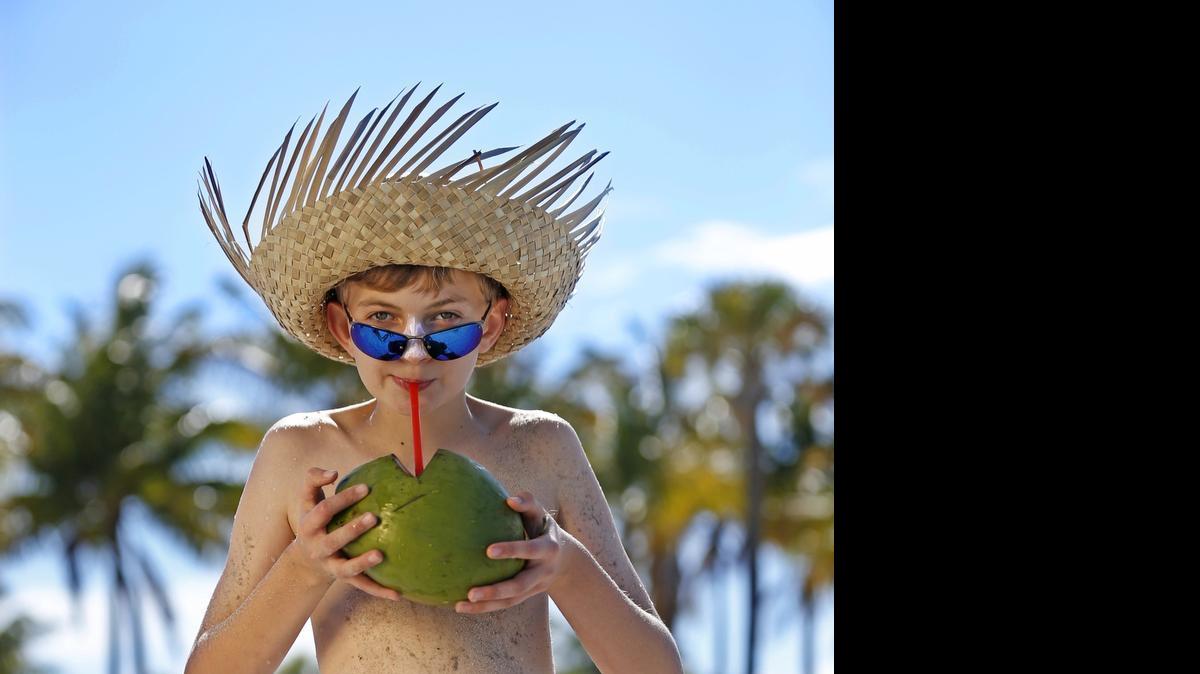 
Los dermatólogos aconsejan evitar las horas pico del sol, usar sombreros de ala ancha cuando trabaja al aire libre y utilizar filtro solar diariamente


