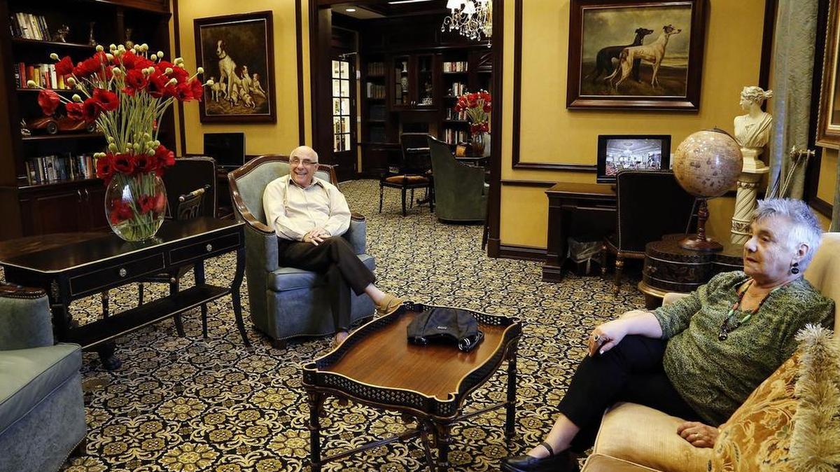 Jana Argov (der.) y su esposo Fito Argov conversan en la biblioteca, en The Palace, en Coral Gables.