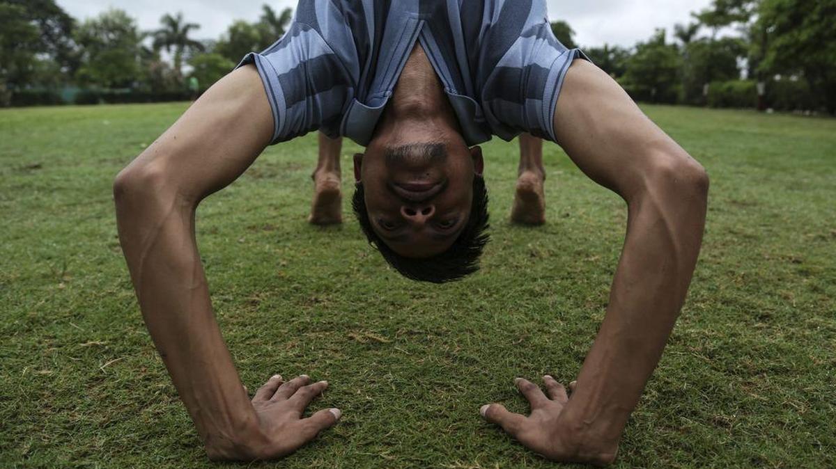 Un hombre practica yoga en un parque en Bombay (India) hoy, 20 de junio de 2016, un día antes del Día Internacional del Yoga. El Día Internacional del Yoga fue establecido en diciembre de 2014 por la Asamblea General de la ONU y se celebra cada 21 de junio.