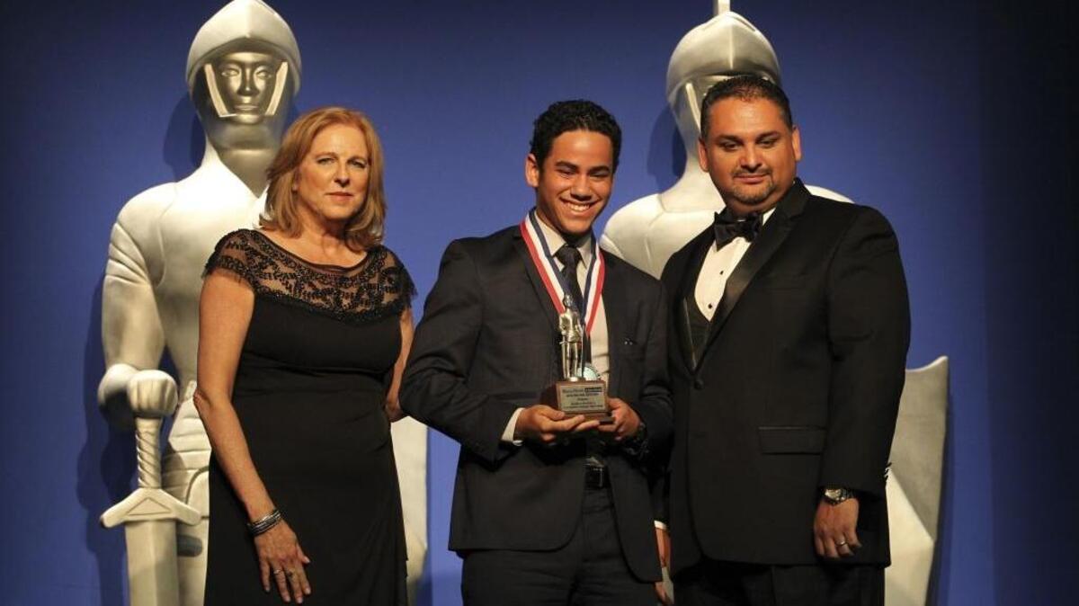 Joshua Fonseca, de Christopher Columbus High School, recibió el Silver Knight Award para Negocios en mayo del 2016.