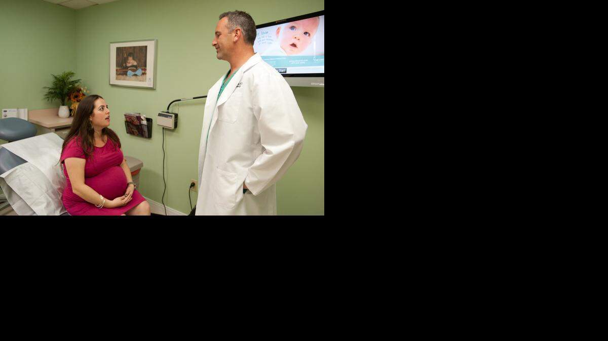 
Melisa Wolf en una consulta con el Dr. Jason James, jefe del departamento de obstetricia y ginecología del Baptist Hospital. Wolf padece diabetes y está embarazada.


