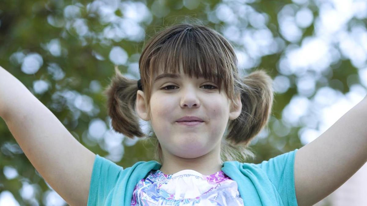 Esta foto del 18 de noviembre de 2013, proporcionada por el Hospital Infantil de Filadelfia, muestra a Emily Whitehead, de 8 años, después del tratamiento con Terapia Celular en Filadelfia. Whitehead, hoy de 12 años, fue el primero niño en recibir esta terapia genética en 2012.