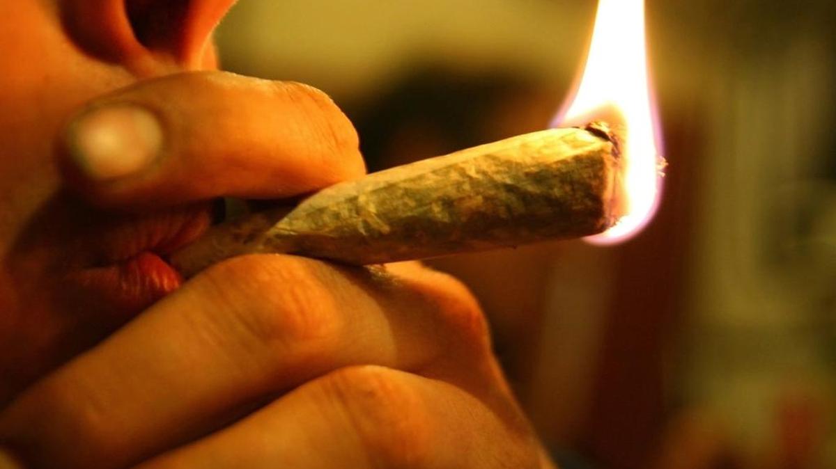 Fumador de marihuana. 