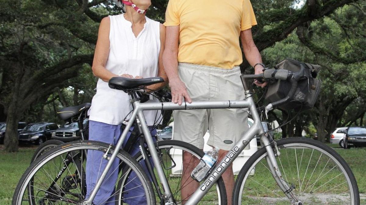 El ejercicio regular (paseo, bicicleta, natación) disminuye la presión en las venas y alivia las molestias de las várices.