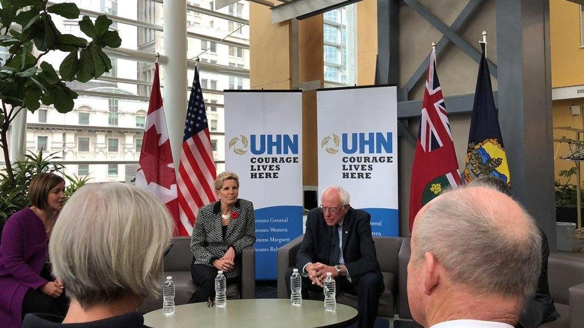 Bernie Sanders y la primera ministra de Ontario, Kathleen Wynne, se reunieron con pacientes en el Toronto General Hospital.