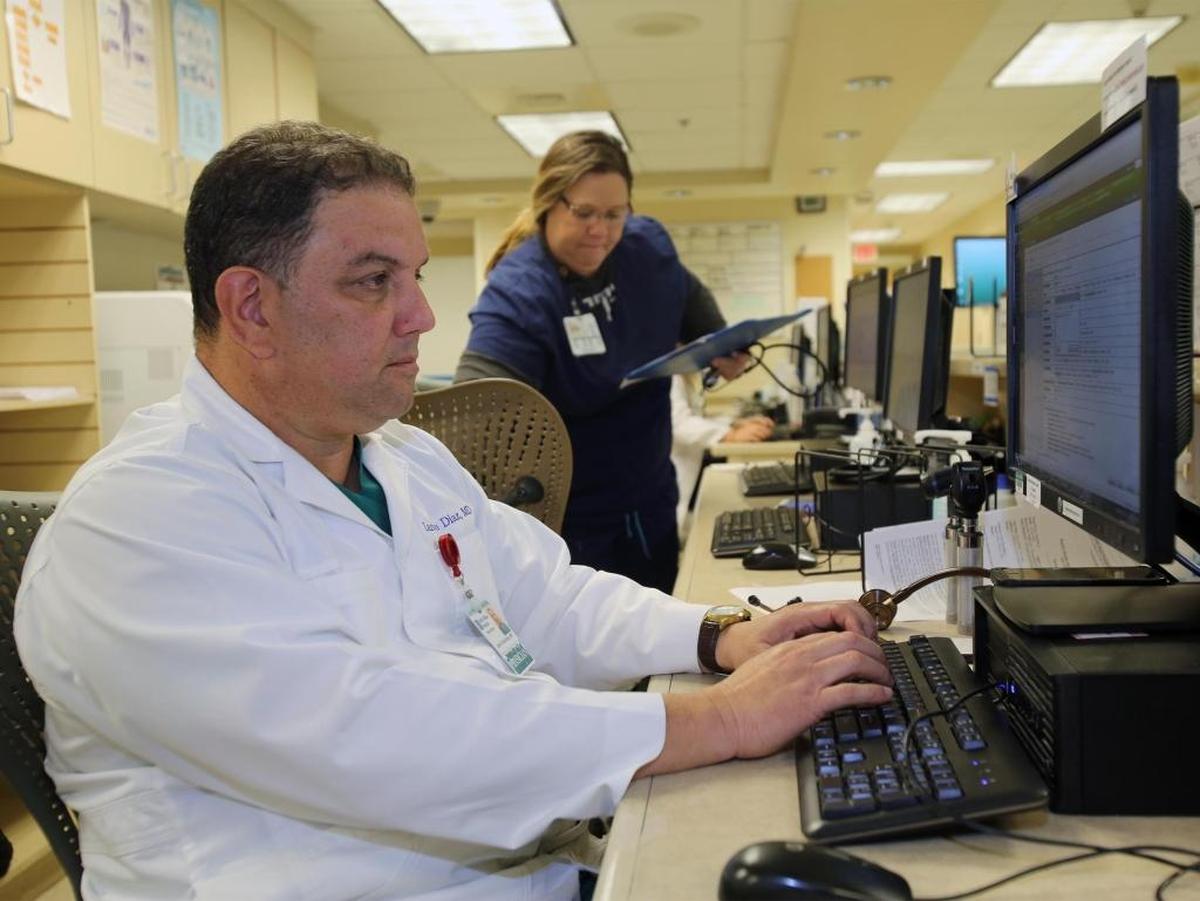 El Dr. Lázaro Díaz (izq) junto a Lori Carr en el Baptist Health Medical Plaza.