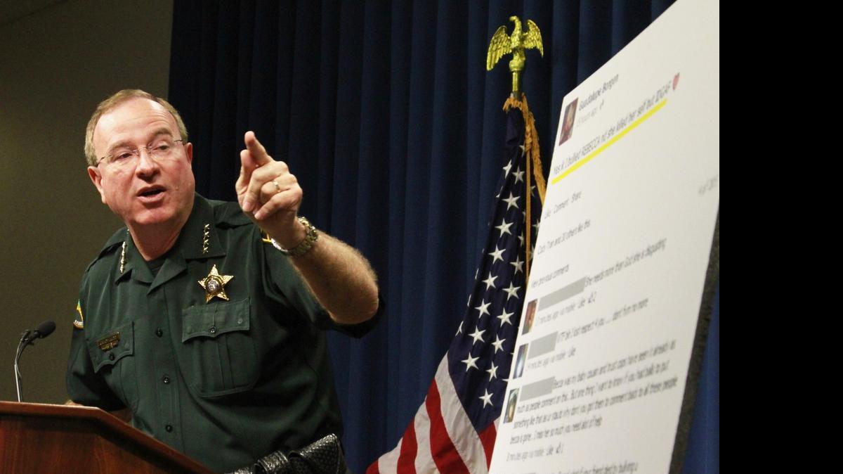 
Grady Judd, sheriff de Polk County, en St. Petersburg, explica el arresto de una adolescente de 15 años, quien dicen que envió cientos de textos amenazantes a otras tres niñas de 15 años de edad. Fue acusada de tres cargos agravados de acoso y un caso de manipulación de un testigo, todos delitos graves. 


