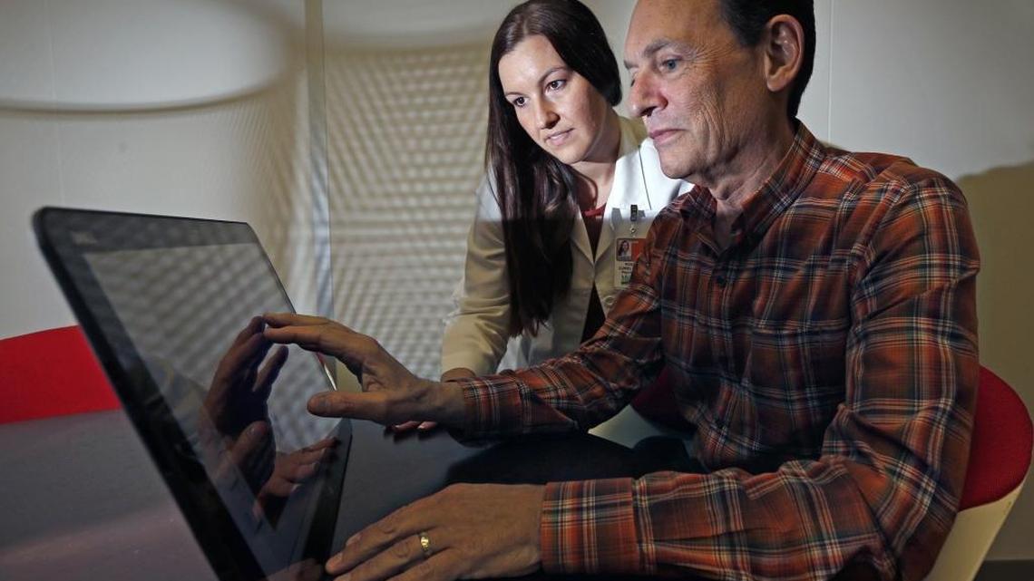 UHealth busca a pacientes entre los 55 y 80 años con síntomas leves de la enfermedad de Alzheimer, es decir, en las fases iniciales de esta condición.