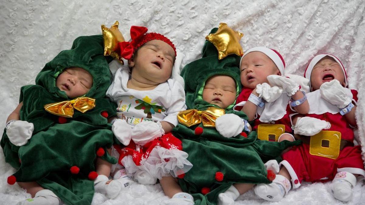 Bebés recién nacidos, vestidos de Santa y arbolitos de Navidad, en el Paolo Memorial Hospital de Bangkok, Tailandia, el 21 de diciembre del 2017.