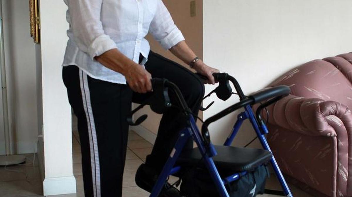 Ada Rodríguez tuvo una fractura de fémur. Ahora hace ejercicios y recibe terapia física para volver a recuperar la fuerza en esa pierna.