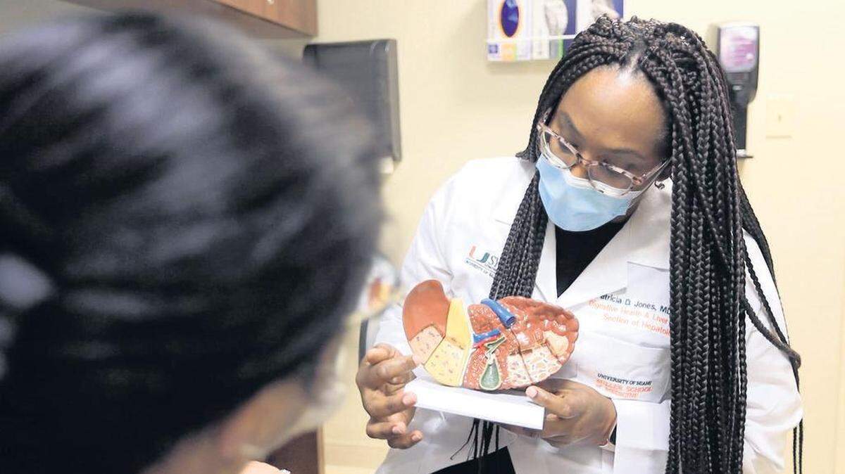 La Dra. Patricia Jones hepatóloga de Sylvester Comprehensive Cancer Center.