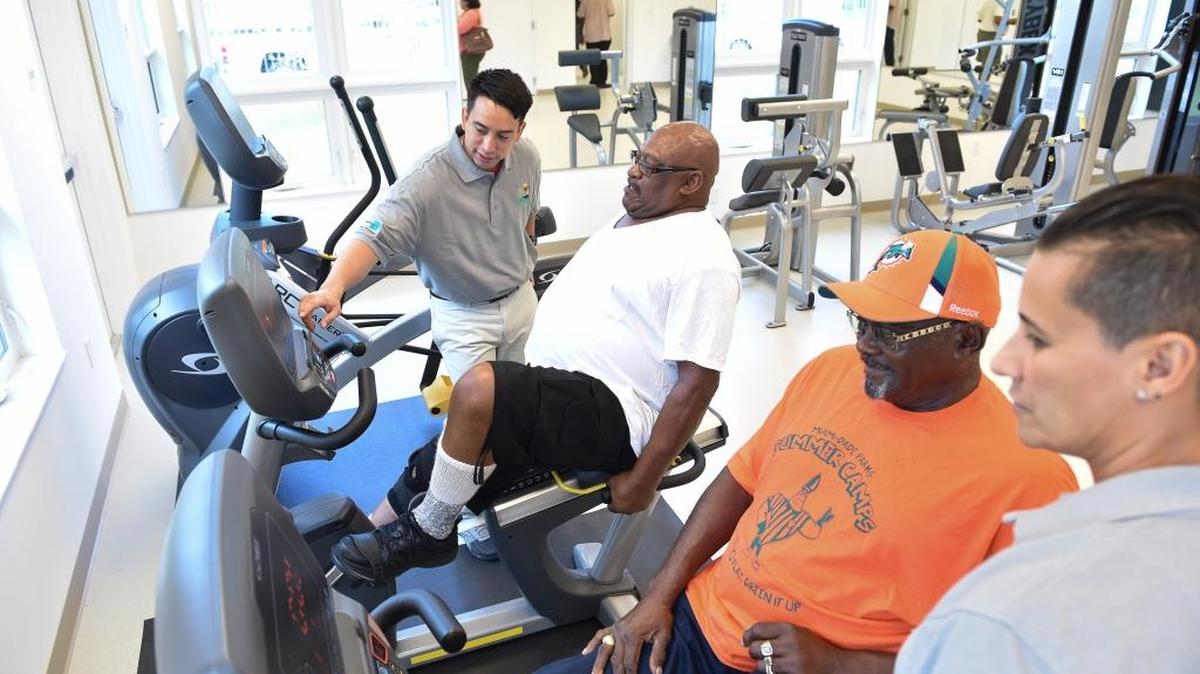 Adultos activos hacen ‘Cardio Fit Plus’, que estimula la circulación, en Goulds.