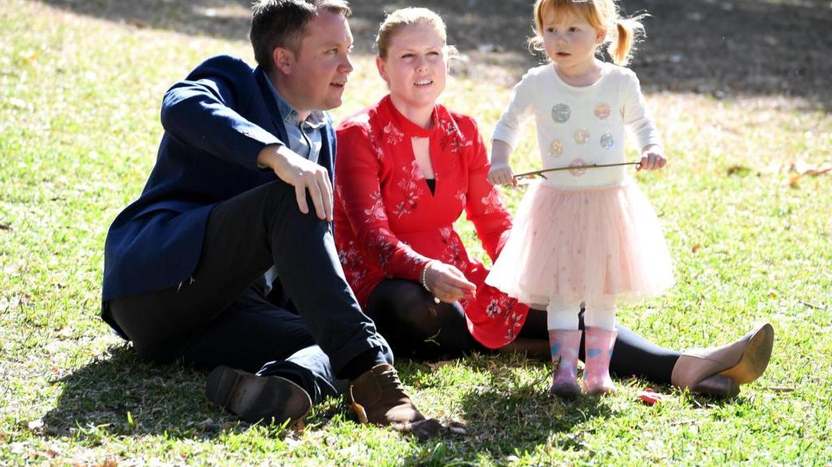 Charlotte Scaife (d) juega con sus padres Simon y Saasha, semanas después de recibir cirugía para una cardiopatía congénita, en Sydney, Nueva Gales del Sur, Australia, el 10 de agosto de 2017. Un equipo liderado por el Profesor Sally Dunwoodie del Victor Chang Institute identificó la principal causa de abortos espontáneos, así como problemas de corazón, columna vertebral, riñón y paladar hendido en los recién nacidos que se pueden curar mediante la toma de vitamina B3, también conocida como niacina.