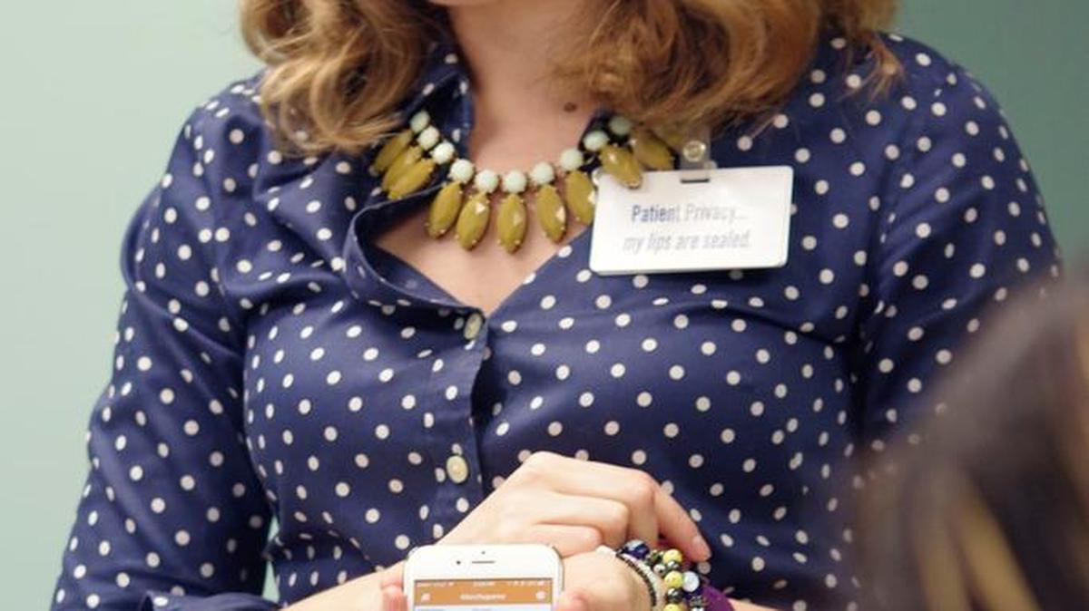 Marina Chaparro, dietista de Joe DiMaggio Children’s Hospital en Hollywood, da una clase donde muestra el uso del Dexcom Continuous Glucose Monitoring.