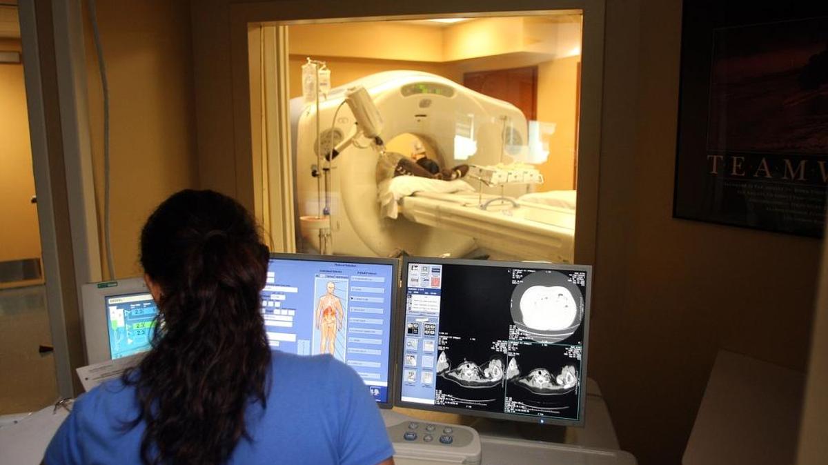 
‘La tecnología computarizada permite realizar una cirugía mucho más precisa y menos invasiva’, explica el Dr. Marc Umlas, director de cirugía y rehabilitación ortopédica de Mount Sinai Medical Center.
