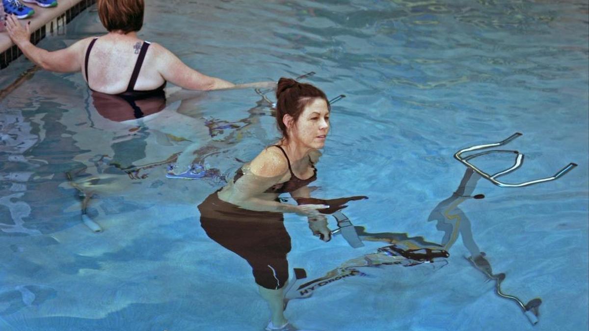 
Joan Newman (der.) coloca su Hydrorider para ejercitarse en la piscina. El Memorial Healthcare’s Fitness Center, en Pembroke Pines, tiene un programa de ejercicios acuáticos desde hace seis meses.
