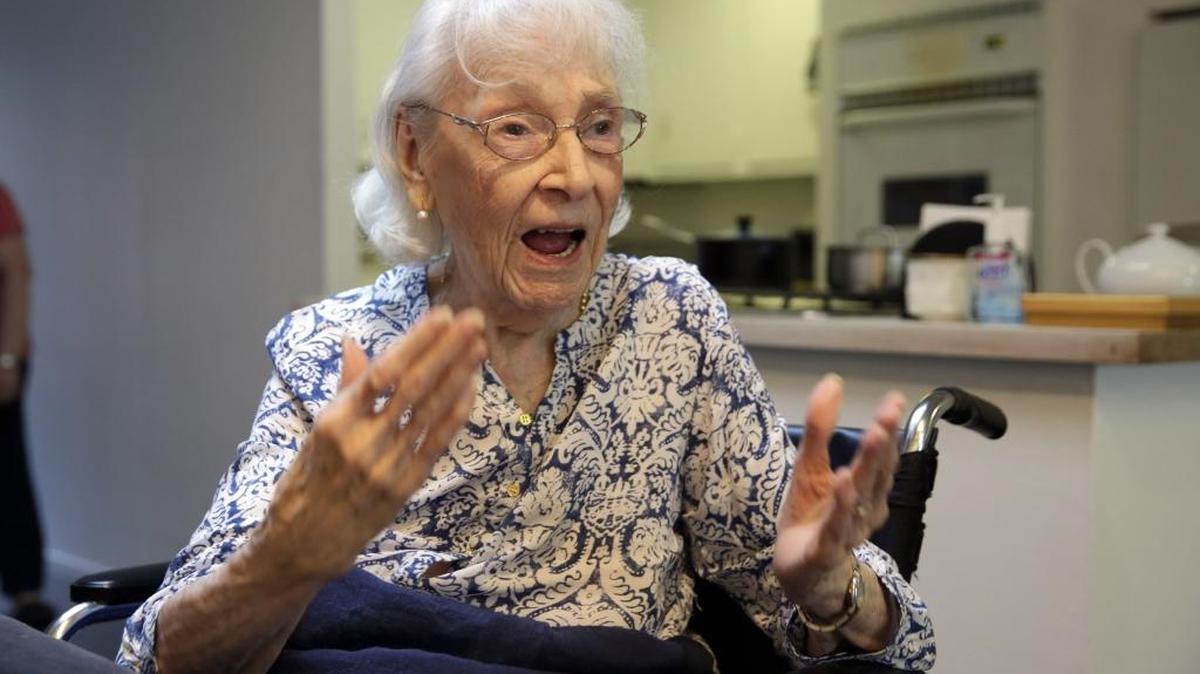 La pintora Carmen Herrera en su estudio. Ella cumplirá 102 años en mayo y está llena de inspiración que vierte sobre sus lienzos.