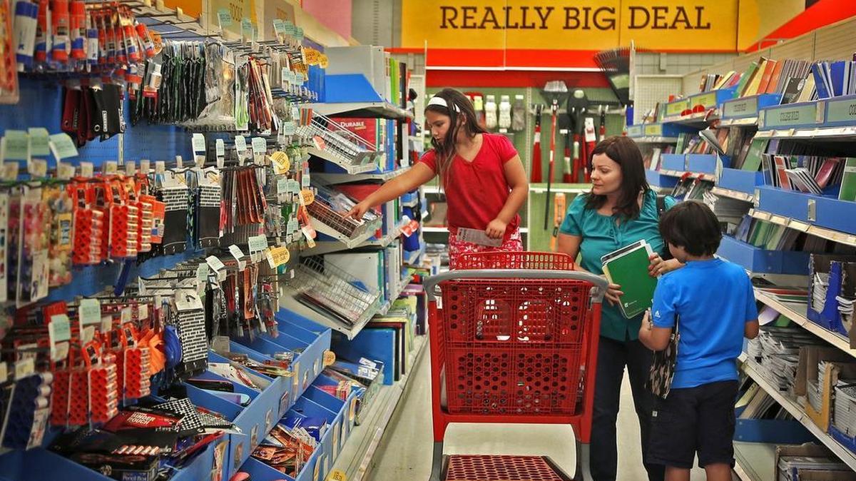 
Aproveche los días libres de impuesto sobre las ventas escolares. Algunos estados tienen “feriados de impuestos” para ayudar a los padres a ahorrar en la compra de útiles escolares, ropa, calzado y artículos para el retorno a la escuela. 
