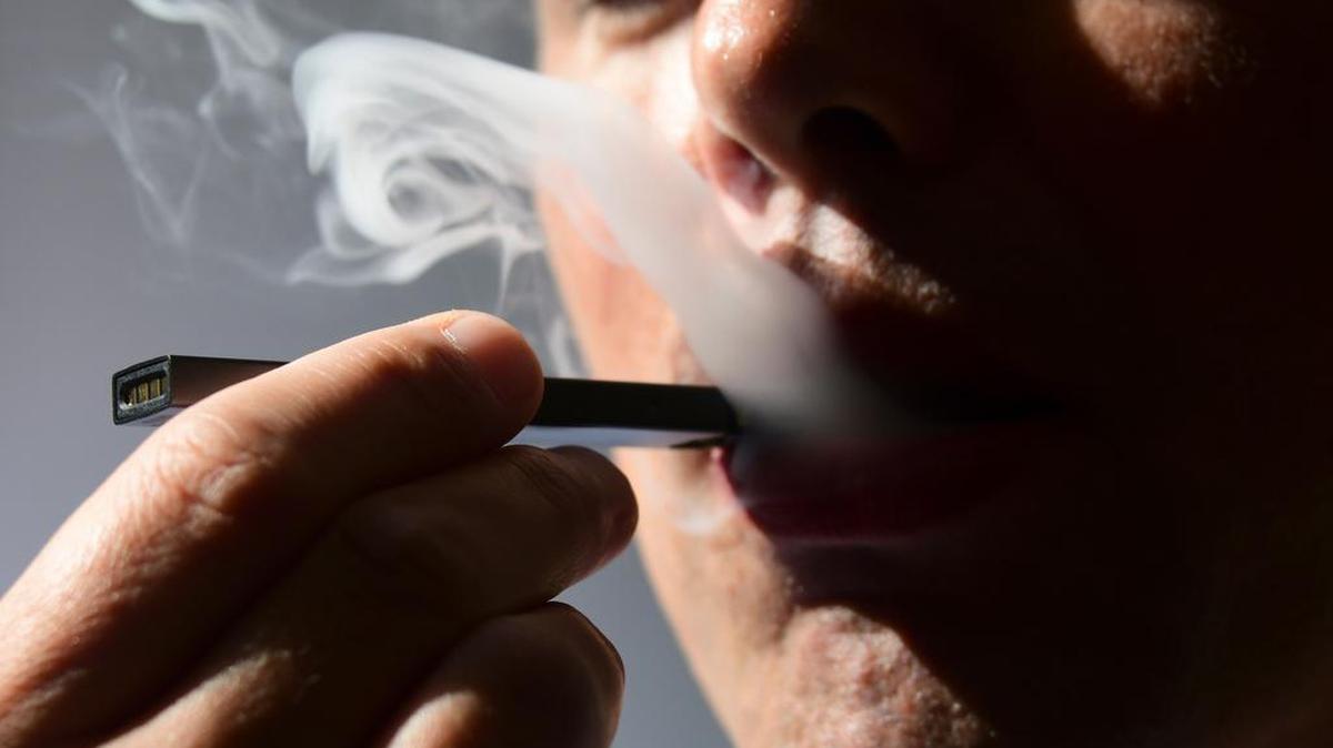 Para los fumadores, parece que reemplazar el cigarrillo por vaporear tiene efectos positivos: aunque la nicotina permanezca, se evitan las sustancias presentes en los cigarrillos que se sabe con certeza que son cancerígenas.