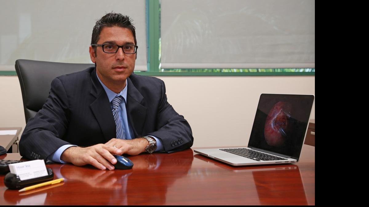 
Dr. Kfir Ben-David, jefe de la división Gastroesofágica de Mount Sinai Medical Center en Miami Beach, es uno de los pioneros en llevar a cabo cirugías mínimamente invasivas para pacientes con cáncer de esófago
