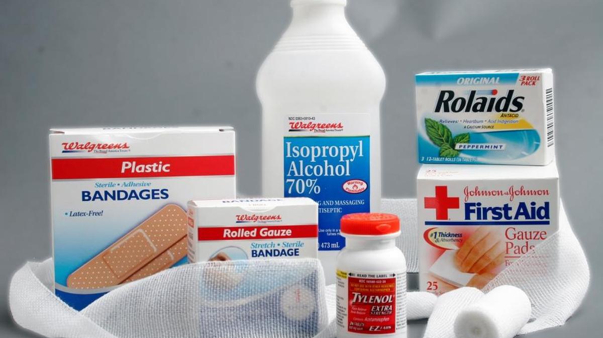 El botiquín médico básico debe contener esparadrapo adhesivo, antiséptico para heridas, vendas, analgésicos simples, etc.