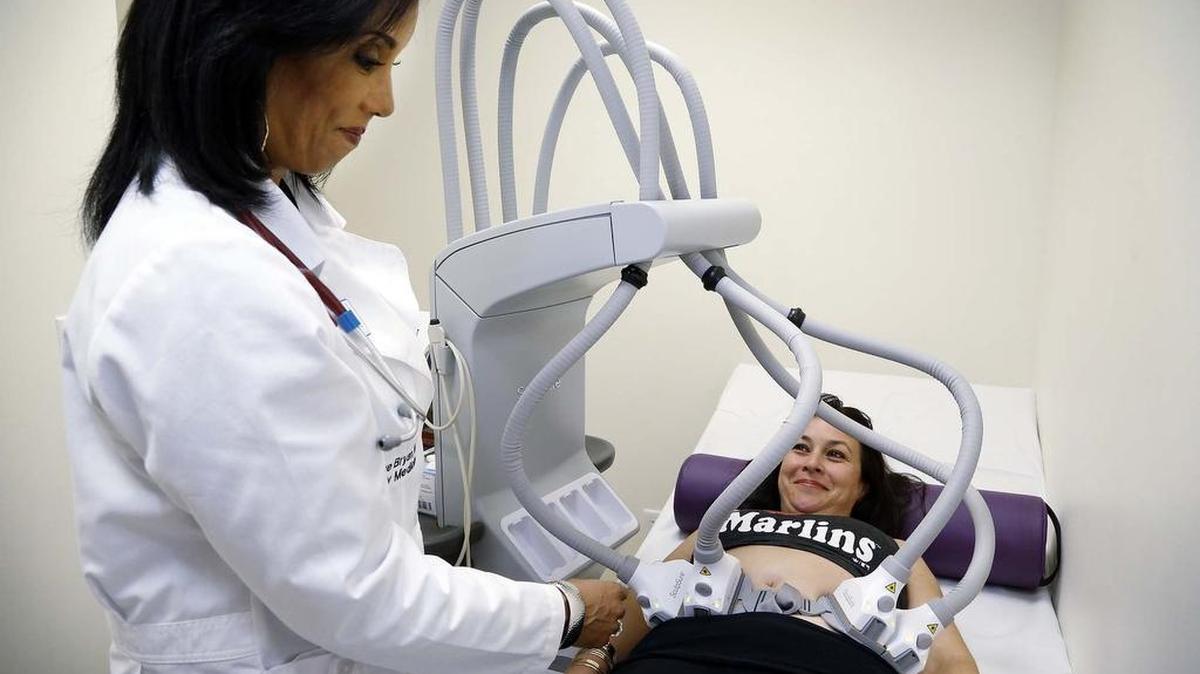 La Dra. Bryan prepara a una pacienta para el tratamiento SculpSureTM.