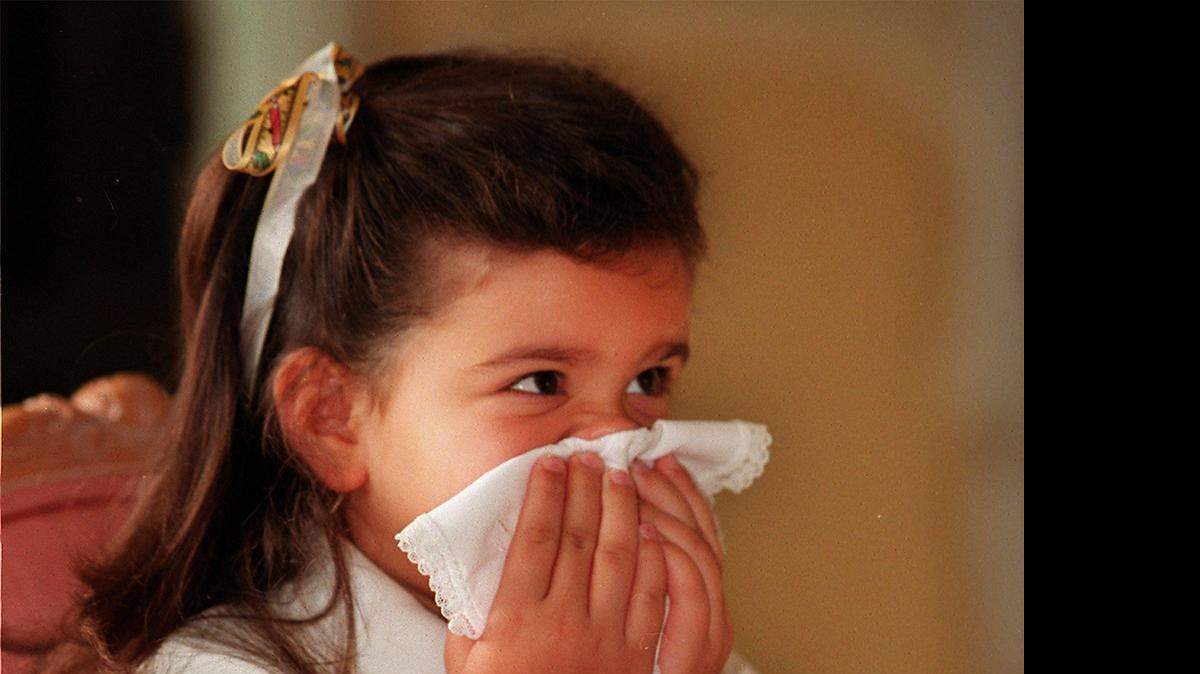 
Los estornudos son un acto reflejo convulsivo de expulsión de aire desde los pulmones a través de la nariz y la boca. 
