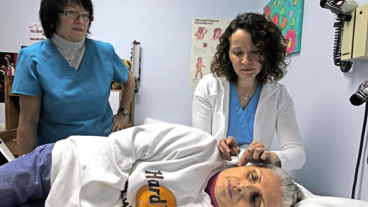 Para tratar el dolor muchos médicos recurren, cada vez más, a medicamentos alternativos y opciones no farmacológicas como la acupuntura y la fisioterapia.