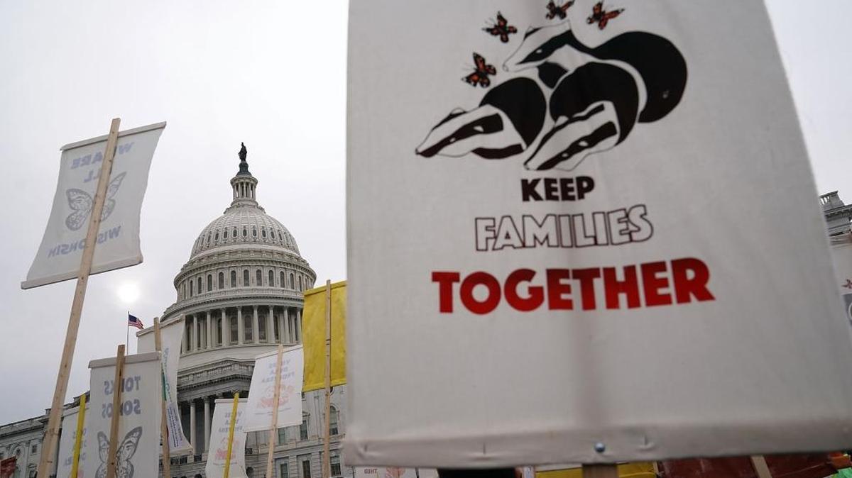 Un grupo de inmigrantes protesta frente al Capitolio, en Washington.