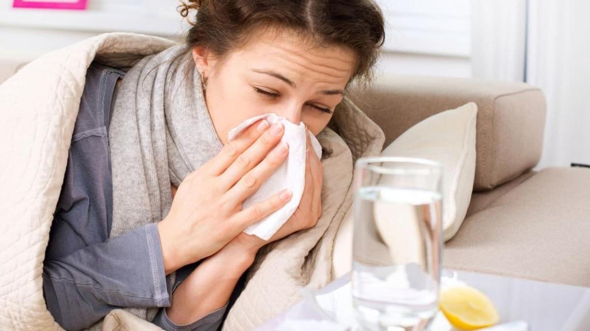 Los CDC recomiendan que permanezca en su casa durante al menos 24 horas después de que la fiebre haya desaparecido, excepto para buscar cuidados de salud o por necesidades de otro tipo.