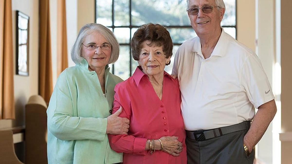 Lois y Richard Jones con la madre de Lois, Madge Wertzberger (al centro), en Granite Farms Estates en Media, Pensilvania.