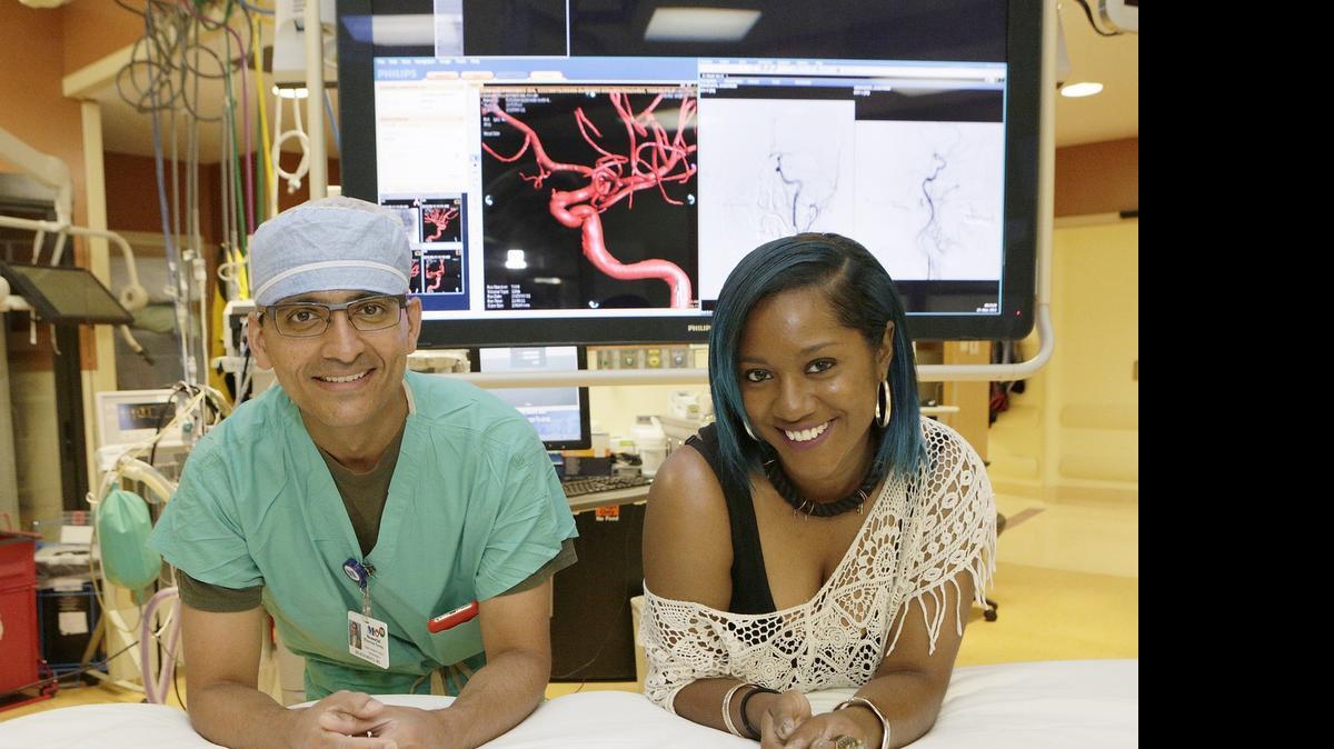 
El cirujano neurointervencionista Brijesh P. Mehta, junto a Latoya Roberts, de 26 años y quien sufrió dos infartos en un corto período de tiempo. Roberts se ha recuperado admirablemente.


