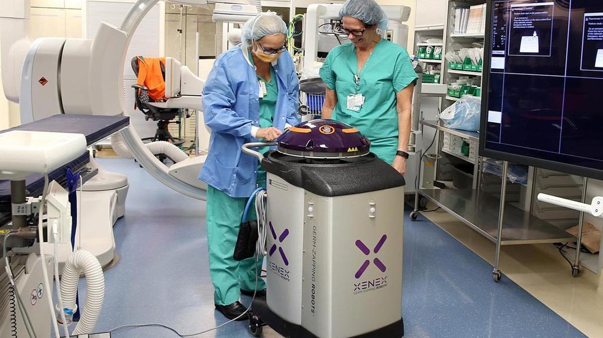 
Desde la izquierda, Ana Bonet (enfermera certificada) y Carolyn Domina (Directora de Servicios Perioperatorios), de Nicklaus Children’s Hospital, preparan al robot Xenex para comenzar su operación de limpieza de última tecnología.
