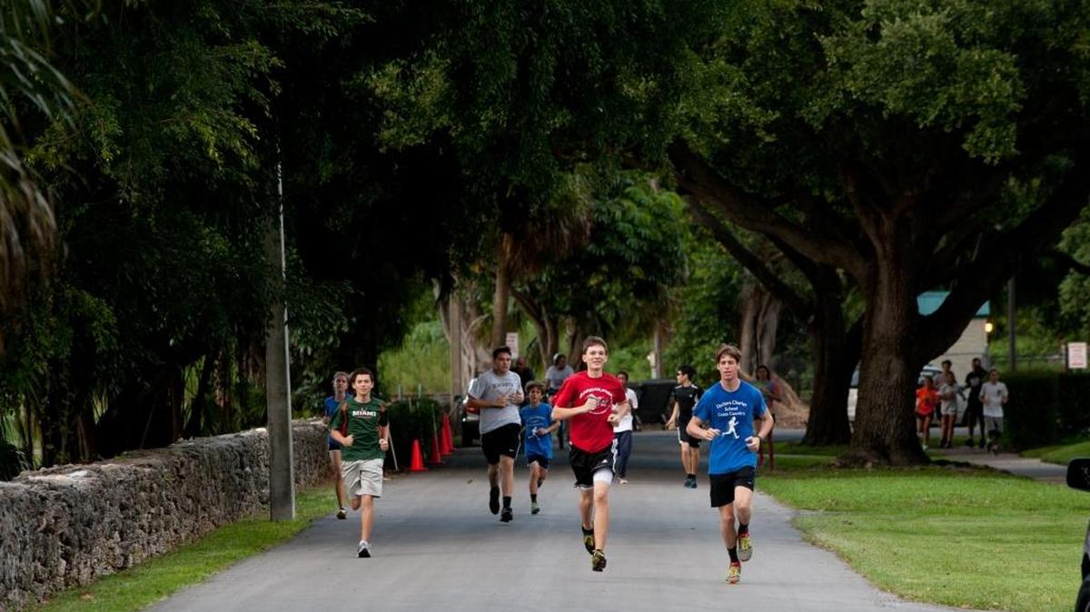 Carrera de jóvenes en Miami Shores durante un evento en el 2013. En Florida, muchos estudiantes de escuela superior pueden optar por tomar cursos de educación física por Internet.