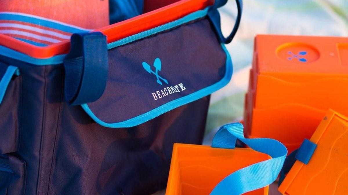 Beachmate, un estilizado bolso de playa todo en uno, que acomoda todas las cosas esenciales, e incluye una neverita, un cubo grande, dos medianos y dos pequeños, así como dos palas grandes (y son durables).