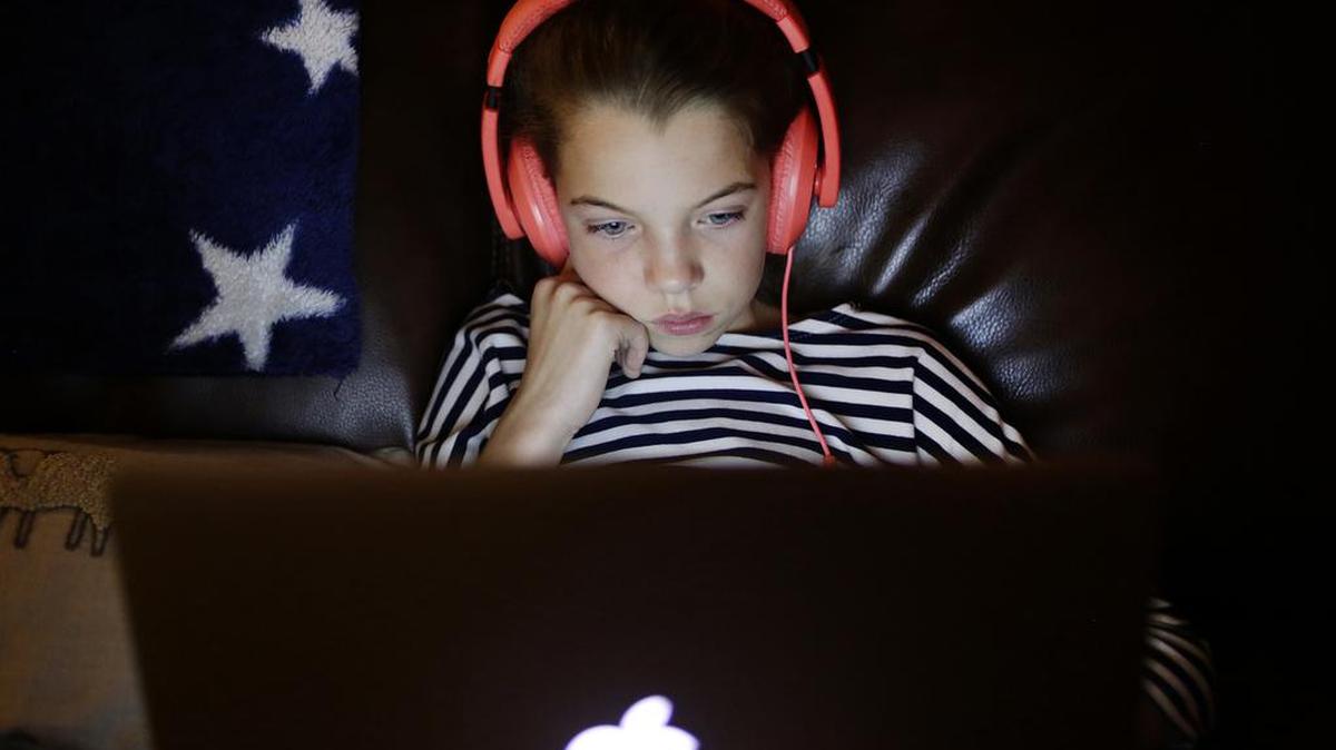 Ani Miller-Martínez, de 10 años, mira un video durante los 15 minutos que tiene pernmitidos para usar la computadora.