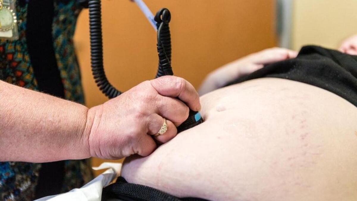 Vyn Wayne, enfermera de la Clínica Sierra Vista, en Bakersfield, California, revisa a una paciente el 2 de febrero.