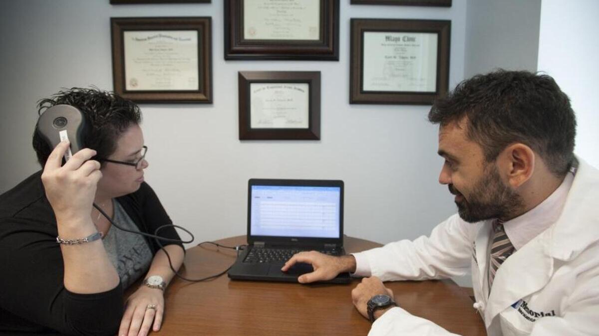 Krystle Thrasher en la consulta del Dr. Tarek Zakaria, jefe del programa de Neurología y epilepsia de Memorial Neuroscience Institute of Memorial Healthcare System.