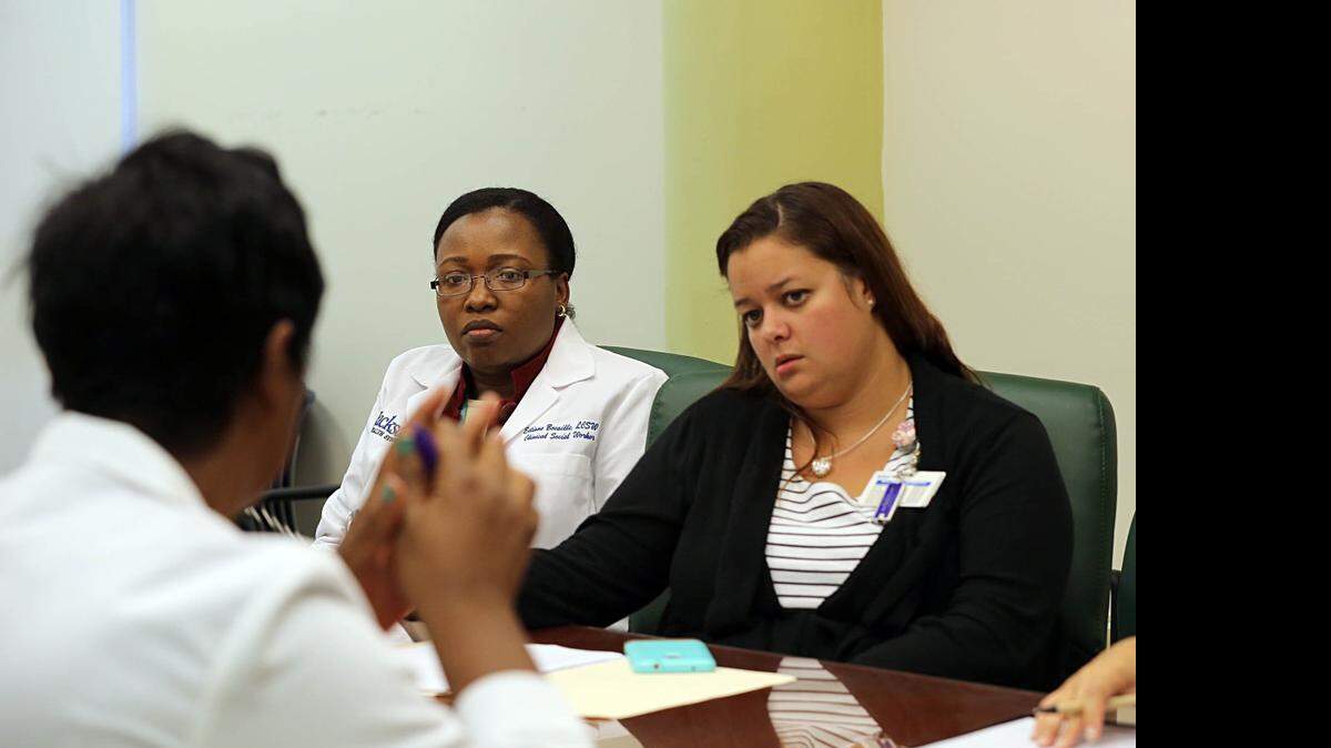 
Desde la izq., Naudia Thomas, jefa de enfermeras; Ediane Bocaille, trabajadora social clínica; y Samantha Sepúlveda abogada de la víctima; del equipo del Roxcy Bolton Rape Treatment Center, en Jackson Memorial Hospital.
