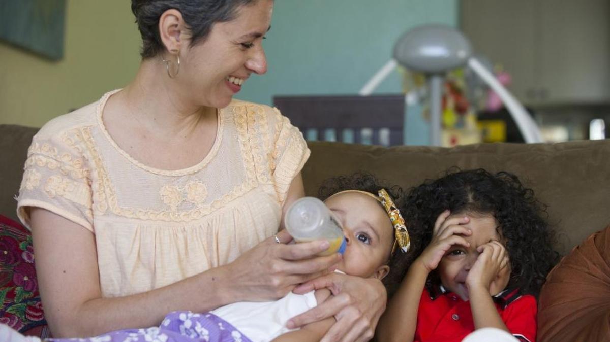 Juliette Graziano, sobreviviente de cáncer de seno con su bebé Janiya de siete meses y su hijo Jakari de 2 años.